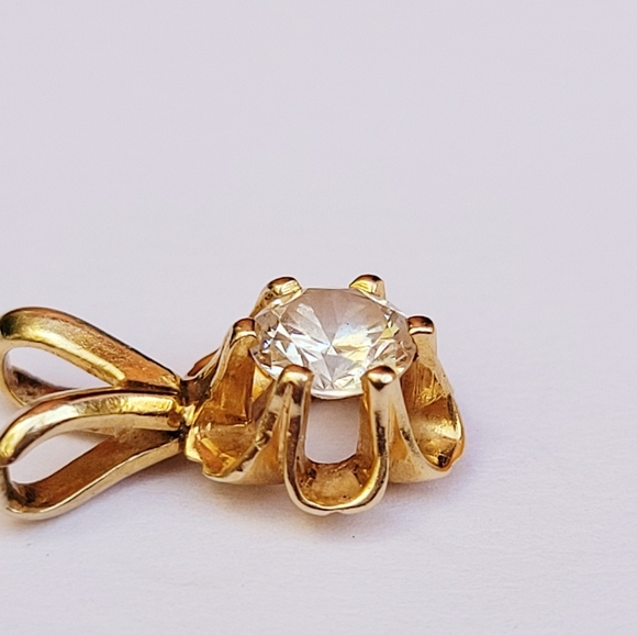 Vintage solid 14k gold genuine Diamond buttercup  Necklace 1/2" - Picture 6 of 11